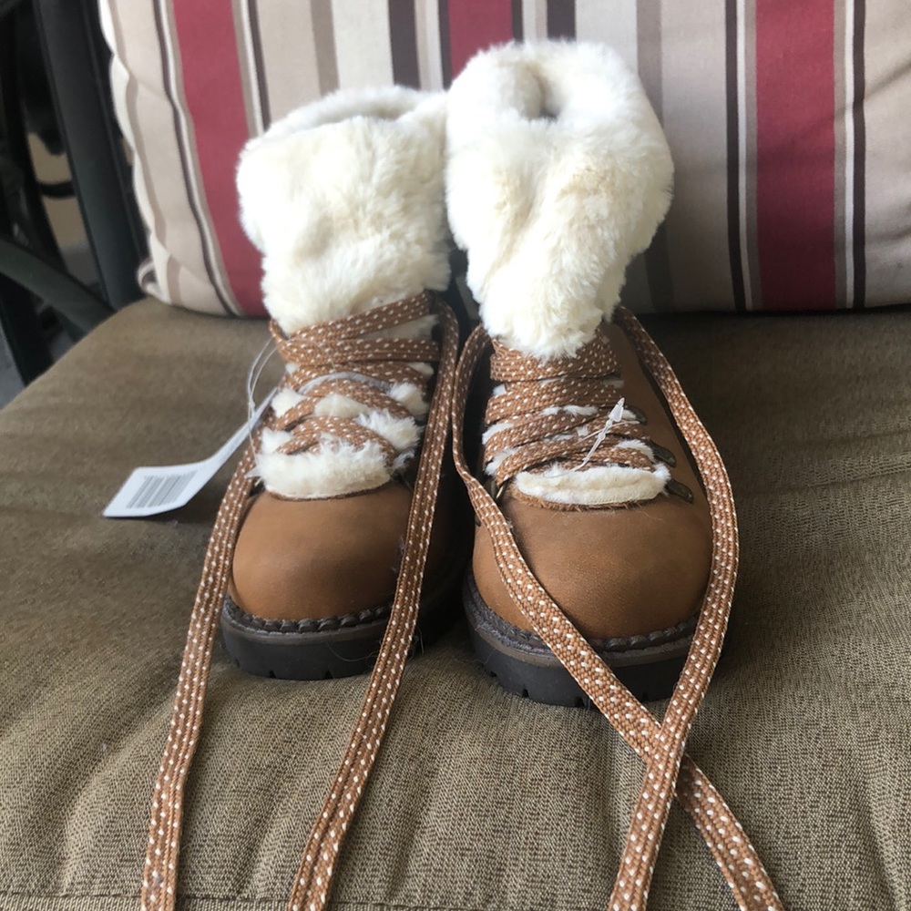 Camel boots with faux fur